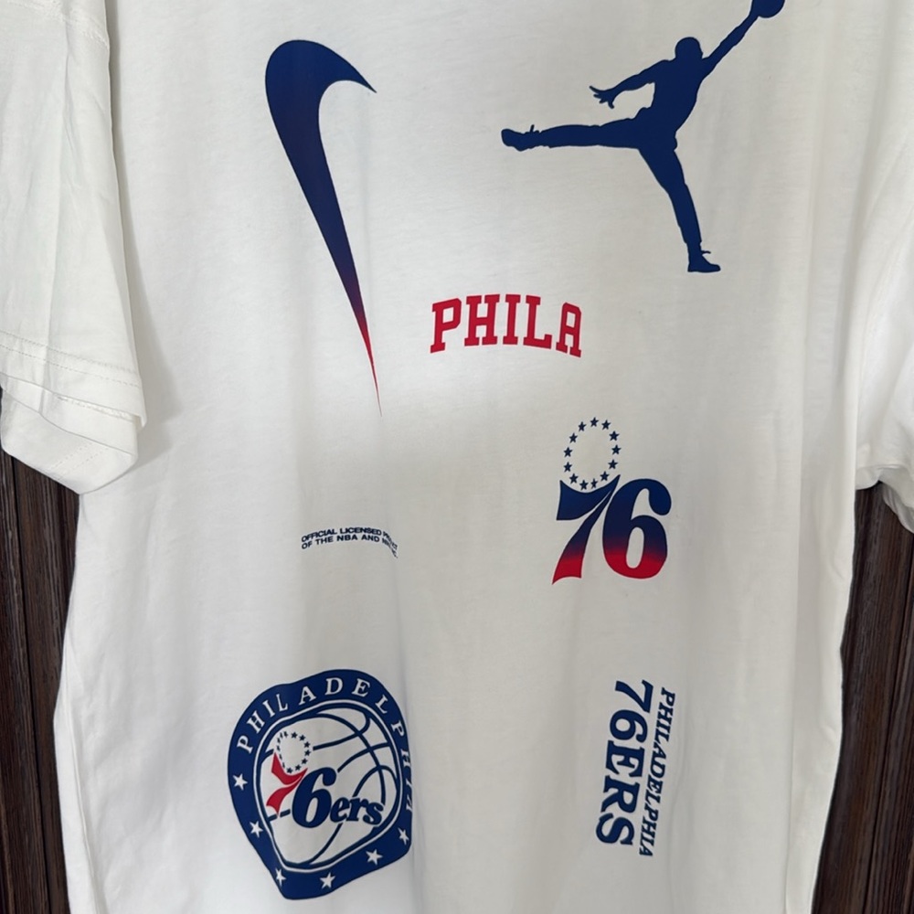 NIKE Philadelphia 76ers Courtside Statement Edition Men's T-Shirt - Loose Fit- L - Picture 2 of 10
